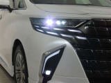 高輝度で点灯速度が速く、しかも消費電力の少ないLEDヘッドライトが装備されています!LEDの明るい光が走行中の視界の確保をサポートして、夜のドライブがより楽しく安全に運転できます♪