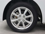 純正アルミホイールは精度が高く、走行の安定性が優れています。タイヤサイズ155/65R14