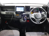 操作性に優れた運転席となります!小物入れや各ボタンの配置にこだわり、使いやすいです!座り心地もよく視認性も良好なのでロングドライブもお任せ下さい!