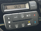 【オートエアコン】一度お好みの温度に設定すれば、車内の温度を検知し風量や温度を自動で調整。暑い&hellip;寒い&hellip;と何度もスイッチ操作をする必要はありません。快適な車内空間には必須の機能ですね♪