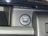 充電用USB端子付き。スマートフォンなどの充電に便利です。