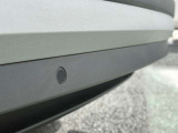 障害物との距離をセンサーで検知するパークディスタンスコントロール。音とディスプレイ表示で駐車時の安心感を高めます。