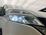 【LEDヘッドライト】悪天候や夜間走行時も良好な視界を確保し安心して運転できる高輝度LEDヘッドライトを装備!点灯速度が早く、消費電力も抑えられています。