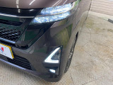 【LEDヘッドライト】悪天候や夜間走行時も良好な視界を確保し安心して運転できる高輝度LEDヘッドライトを装備!点灯速度が早く、消費電力も抑えられています。