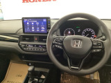 運転席からも助手席からも自由に使えるドリンクホルダー付。