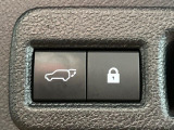 【パワーバックドア】スマートキーや運転席のボタンを押すだけでリアゲートが自動で開閉します!荷物を持っている時や、高い位置にあるバックドアを閉める際に便利な機能です♪