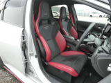 フロントシートはオプションのRECARO(レカロ)製スポーツシート装着車になります。