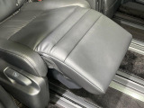 【オットマン付セカンドシート】足を延ばしてリラックスしたいときに便利なオットマン!ロングドライブや仮眠の際にもゆったり快適にお過ごしいただけます♪