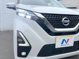 【LEDヘッドライト】悪天候や夜間走行時も良好な視界を確保し安心して運転できる高輝度LEDヘッドライトを装備!点灯速度が早く、消費電力も抑えられています。