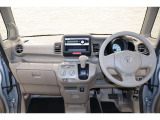 操作性に優れた運転席となります!小物入れや各ボタンの配置にこだわり、使いやすいです!座り心地もよく視認性も良好なのでロングドライブもお任せ下さい!