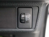 人や荷物を満載しても、対向車や先行車に迷惑をかけない、室内からヘッドライトの光軸を調整できます。