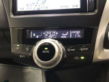 オートエアコンです。温度を設定すれば、あとはクルマにおまかせ!車内を快適に保ってくれます。1つのダイヤルで空調操作が可能!このアイコニックなデザインは、プリウス&alpha;の特徴のひとつです!