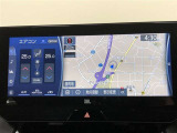 【SDナビゲーションシステム+JBLプレミアムサウンドシステム】12.3インチの大型ナビ!トヨタマルチオペレーションタッチの採用により、横長の画面を2分割する形で、画面を見やすく表示します。