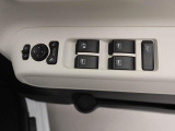 パワーウィンドウのスイッチです。 運転席に居ながら助手席の窓を開け閉めできるので便利ですよ。 ロック機能も付いてるので子供がイタズラして窓を開けるという事もできなくできますよ。