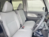 運転席まわりには十分なスペースがあり、大柄な方でもゆったり運転していただける環境です。