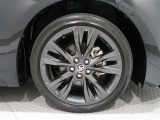アルミホイールを装備、タイヤサイズは215/45R17です。