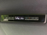 【リアオートエアコン】広い後部座席には必須の機能!風量や温度を自動で調整し前席と同様な車内環境にしてくれるリアオートエアコンを装備。夏の暑さも冬の寒さもストレスなく快適にお過ごしいただけます♪