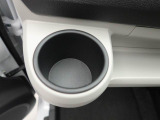 カップホルダーは運転席や助手席からちょうど手の届く位置です!!