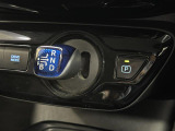 【シフトレバー】近年のハイブリッド車特有のスマートなシフトレバー。身近に触れるポイントですが、先進的で近未来のような印象を受けますね。