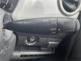 【 オートライト 】オートライトなのでライトの点け忘れを気にすることなく運転が出来ます。