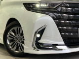 【三眼LEDヘッドライト】スタイリッシュな見た目の三眼LEDヘッドライトを装備♪スタイルだけでなく、夜間の走行も視界良好で安心してお乗りいただけます。