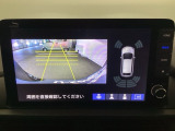 バックギアに入れますとご覧のような画像に自動的に切り替わります。車庫入れ時に役立ちます。