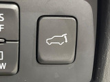 【パワーバックドア】スマートキーや運転席のボタンを押すだけでリアゲートが自動で開閉します!荷物を持っている時や、高い位置にあるバックドアを閉める際に便利な機能です♪