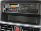 メーカー純正のAM/FMラジオ(スピーカー内蔵)を装備しています。