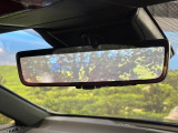 【デジタルインナーミラー】後席の大きな荷物や同乗者で後方が確認しづらい時でも安心!カメラが撮影した車両後方の映像をルームミラー内に表示。クリアな視界で状況の確認が可能です!