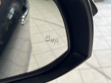 【ブラインドスポットモニター】走行中、ドアミラーの死角になりやすい箇所に後続車が接近するとサイドミラーのレンズに警告を表示!ドライバーに注意喚起をしてくれます。