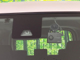【スマートアシスト】走行中に前方の車両等を認識し、衝突しそうな時は警報とブレーキで衝突回避と被害軽減をアシスト。より安全にドライブをお楽しみいただけます。