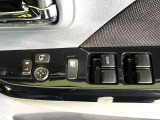 【電動格納ミラー】サイドミラーは電動格納式となっており、狭い駐車場でもキズがつくリスクを抑えられます。