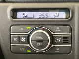 【オートエアコン】一度お好みの温度に設定すれば、車内の温度を検知し風量や温度を自動で調整。暑い&hellip;寒い&hellip;と何度もスイッチ操作をする必要はありません。快適な車内空間には必須の機能ですね♪