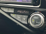 【オートエアコン】一度お好みの温度に設定すれば、車内の温度を検知し風量や温度を自動で調整。暑い&hellip;寒い&hellip;と何度もスイッチ操作をする必要はありません。快適な車内空間には必須の機能ですね♪