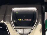 【置くだけ充電(縦置き)】スマートフォンなど対応する機器をワイヤレスで充電可能です。縦置きにすることで、使いやすさとスペース効率を高めています。