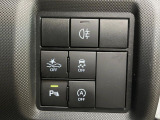 【スマートアシスト】走行中に前方の車両等を認識し、衝突しそうな時は警報とブレーキで衝突回避と被害軽減をアシスト。より安全にドライブをお楽しみいただけます。