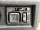 【電動格納ミラー】サイドミラーは電動格納式となっており、狭い駐車場でもキズがつくリスクを抑えられます。