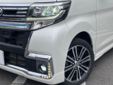 【LEDヘッドライト】悪天候や夜間走行時も良好な視界を確保し安心して運転できる高輝度LEDヘッドライトを装備!点灯速度が早く、消費電力も抑えられています。