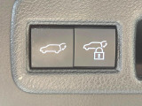 【パワーバックドア】スマートキーや運転席のボタンを押すだけでリアゲートが自動で開閉します!荷物を持っている時や、高い位置にあるバックドアを閉める際に便利な機能です♪