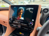 14インチタッチパネルディスプレイ(ナビの操作や車両の設定を行います)・左右独立オートエアコン・HDMI。
