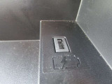 運転席前の小物入れです。中にはUSB電源ソケットが付いています