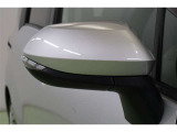 バイカラーでスマートなウインカーミラーです。ウインカーミラーはお洒落なだけでなく対向車や歩行者からの視認性が良く安全性が向上し、事故防止にもつながります。