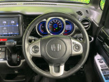 【パドルシフト】ハンドルから手を離さずに素早くシフトアップ&ダウンができるので、エンジンブレーキを使う下り坂や高速道路の合流で加速したい場面で役立ちます。