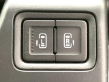 【両側パワースライドドア】スマートキーや運転席のスイッチで後席両側スライドドアの開閉が可能♪電動だから力を入れてドアを開ける必要が無く、小さなお子様でも簡単に開け閉めでき快適です♪