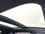 【調光パノラマルーフ】車内の解放感が一気に上がる大型パノラマルーフに調光機能がプラス!日差しが強い時、シェードを閉めなくてもガラスの透明度を調整することで心地よい明るさに♪