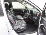 運転席に上下アジャスターがついていて、座ったままで自分にちょうどいいポジションに調整することができます。