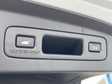 【パワーバックドア】スマートキーや運転席のボタンを押すだけでリアゲートが自動で開閉します!荷物を持っている時や、高い位置にあるバックドアを閉める際に便利な機能です♪