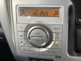 【オートエアコン】一度お好みの温度に設定すれば、車内の温度を検知し風量や温度を自動で調整。暑い&hellip;寒い&hellip;と何度もスイッチ操作をする必要はありません。快適な車内空間には必須の機能ですね♪