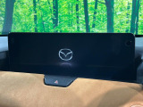 【12.3インチマツダコネクト】車内の雰囲気にマッチした大型ディスプレイ。スマホ接続でのナビ使用やBluetooth再生等、様々な機能が楽しめます。直感的なダイヤル操作が可能で、使い勝手も良好です。
