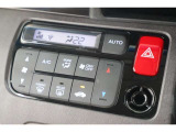 フルオートエアコンが装備されています!お好みの温度設定をするだけでエアコンの風量やモードの切り替えを自動でコントロールしてくれます!ユーザーの操作が少なく燃費走行にもつながります!